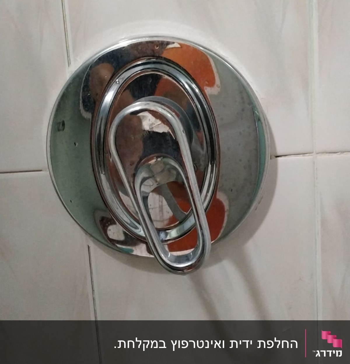 ברז מים כרום על קיר אריחים לבנים